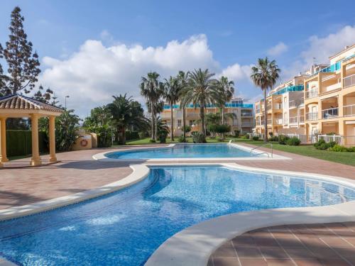 een zwembad in een resort met een prieel bij Apartment La Riviera by Interhome in Denia