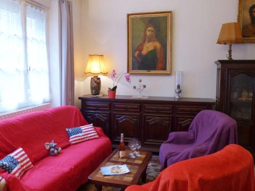 - un salon avec deux canapés rouges et un tableau dans l'établissement Apartment Merbonne-2 by Interhome, à Saint-Malo
