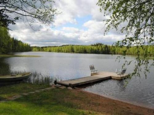 un molo su un lago con due sedie sopra di Holiday Home Köökuu by Interhome a Heinäkylä