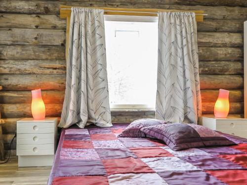 - une chambre avec un lit et une fenêtre dans l'établissement Holiday Home Keloanttila by Interhome, à Pirttikoski