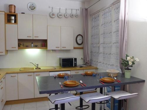 Køkken eller tekøkken på Apartment Merbonne-2 by Interhome