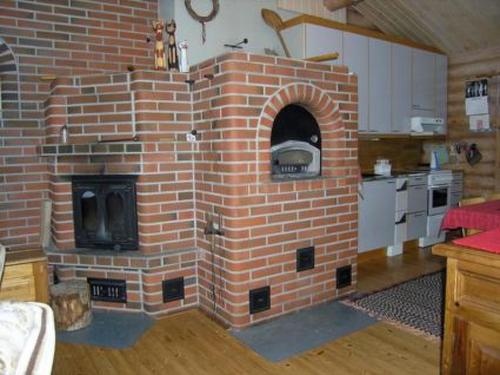 un forno in mattoni nel mezzo di una cucina di Holiday Home Köökuu by Interhome a Heinäkylä