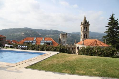 vista su un edificio con torre dell'orologio di Casa da Quinta da Calçada a Cinfães