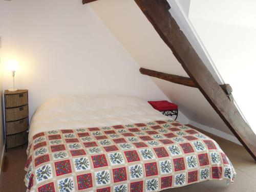 une chambre avec un lit dans un grenier dans l'établissement Holiday Home La Rodière by Interhome, à Saint-Lunaire
