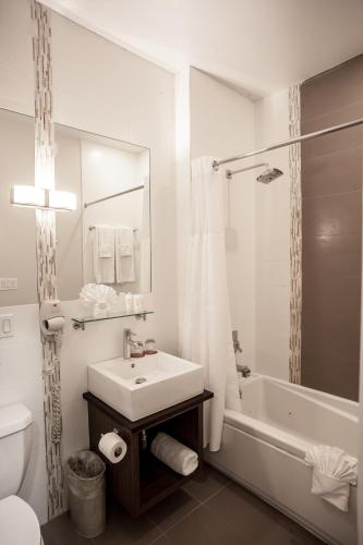 Aura Hotel Brooklynにあるバスルーム