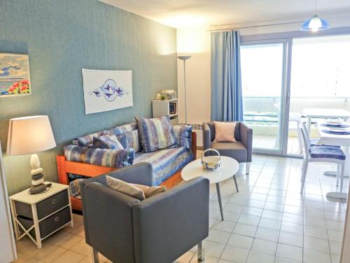 un salon avec un canapé et une table dans l'établissement Apartment Cap Sud-6 by Interhome, à Canet