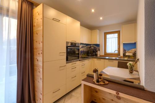 Kuchyň nebo kuchyňský kout v ubytování Chalet Schwarzenstein