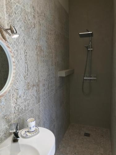 La salle de bains est pourvue d'un lavabo et d'une douche. dans l'établissement Le Domaine du Cade - Gîtes d'exception 4 étoiles "Le Lodge du Cade ", à Cazevieille
