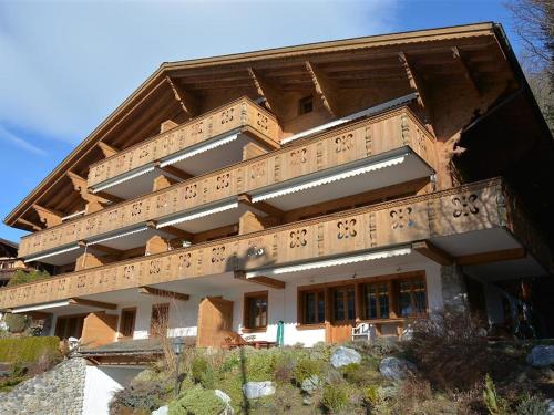 un bâtiment dont l'écriture est sur son côté dans l'établissement Apartment Drive - Nr- 3 by Interhome, à Gstaad