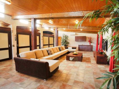 ein Wohnzimmer mit einem Sofa und einem Tisch in der Unterkunft Holiday Home L'Aldea by Interhome in L'Aldea
