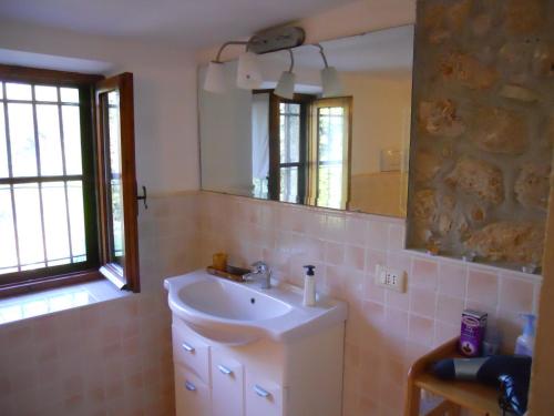 ein Bad mit einem Waschbecken und einem Spiegel in der Unterkunft B&B Ca' Morino in Novaglie