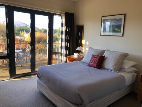 Katil atau katil-katil dalam bilik di Alpine Peaks Apartment