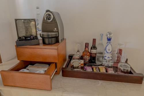 Utensilios para hacer té y café en Ana y Jose Hotel & Beach Club Tulum