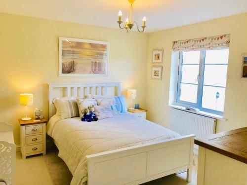 Postel nebo postele na pokoji v ubytování Chestnut Cottage, Shanklin Rural Retreat