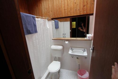 クーマにあるBunkhouse Motelのバスルーム(白いトイレ、シンク付)