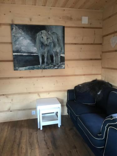 ein Wohnzimmer mit einem Sofa und einem Tisch in der Unterkunft Fjäll Stuga in Steninge