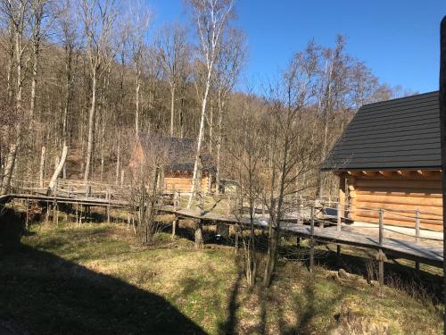 uma cabana de madeira na floresta ao lado de uma floresta em Fjäll Stuga em Steninge