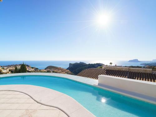 uma piscina com vista para o oceano em Villa Villa Kalmias by Interhome em Cumbre del Sol