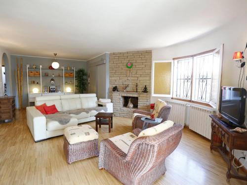 Μια τηλεόραση ή/και κέντρο ψυχαγωγίας στο Holiday Home Torre del Sol by Interhome