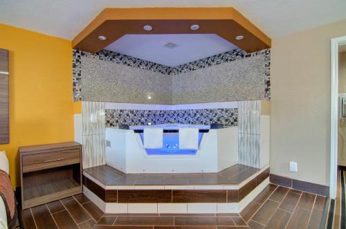 Dieses Zimmer verfügt über ein Bad mit einer Badewanne. in der Unterkunft Westbridge Inn & Suites in Clinton