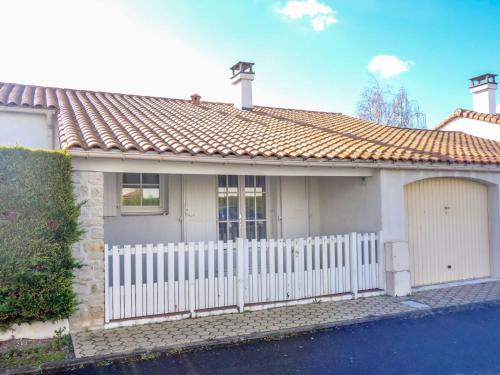 a white fence in front of a house at Holiday Home Les Grillons by Interhome in Saint-Palais-sur-Mer