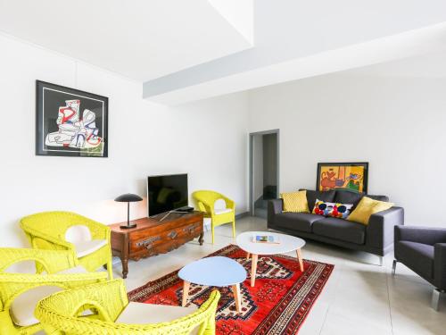 ポンタィヤックにあるHoliday Home Valombre by Interhomeのリビングルーム(黄色の椅子、ソファ付)