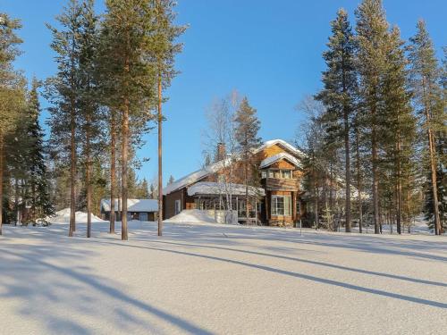 a house in the snow in front of trees at Holiday Home Hiihtogreeni a by Interhome in Sirkka
