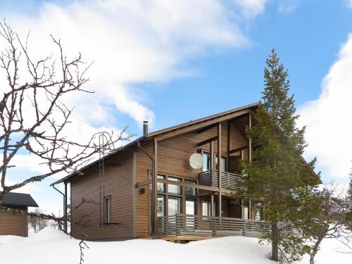 una gran casa de madera en la nieve en Holiday Home Kotka b by Interhome, en Saariselkä