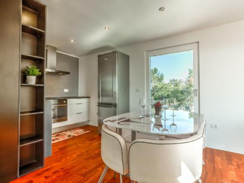 Η κουζίνα ή μικρή κουζίνα στο Apartment Karmen by Interhome