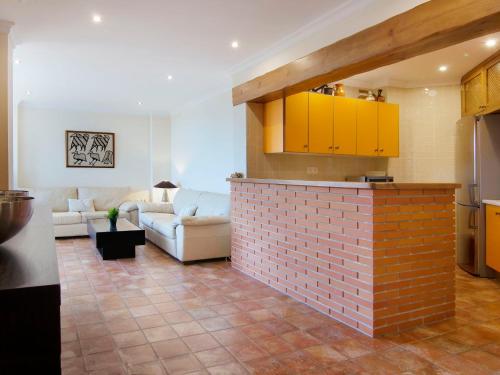 kuchnia i salon z ceglaną ścianą w obiekcie Apartment El Rocío by Interhome w mieście Torremolinos