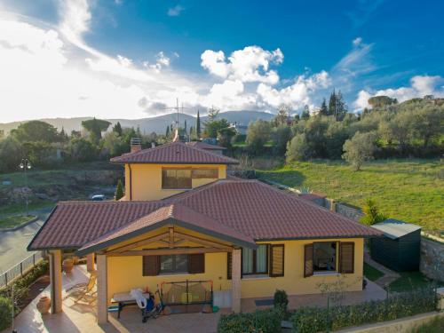 une petite maison jaune avec un toit rouge dans l'établissement Villa Serra by Interhome, à Suvereto
