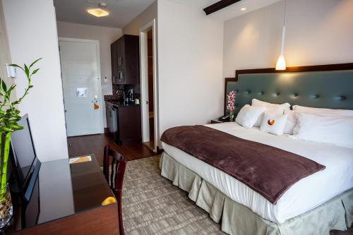 Aura Hotel Brooklynにあるベッド
