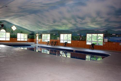 Bazén v ubytování Cabot Inn & Suites nebo v jeho okolí