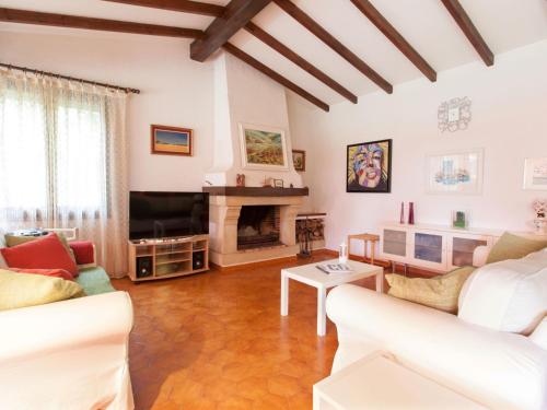 タマリウにあるVilla Chez Noux by Interhomeのリビングルーム(白い家具、暖炉付)