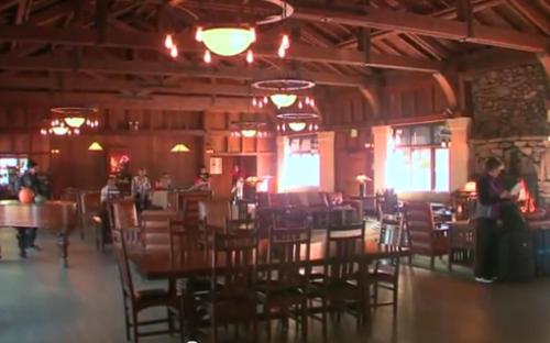 uma sala com mesas e cadeiras e pessoas num restaurante em Asilomar Conference Grounds em Pacific Grove