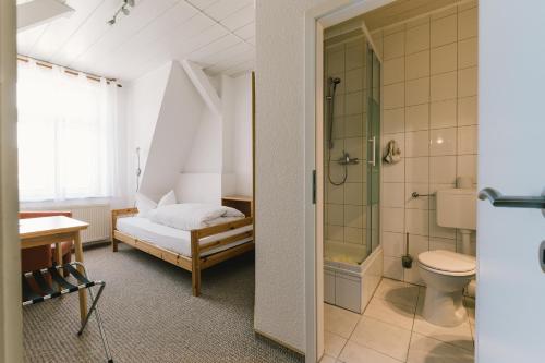 Kylpyhuone majoituspaikassa Menzels Pension Drehscheibe