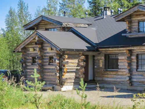 une cabane en rondins avec un toit noir dans l'établissement Holiday Home Kantapää d2 by Interhome, à Luosto