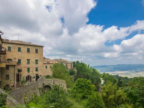 eine Stadt auf einem Hügel mit Bäumen und Gebäuden in der Unterkunft Apartment La Fonte by Interhome in Volterra