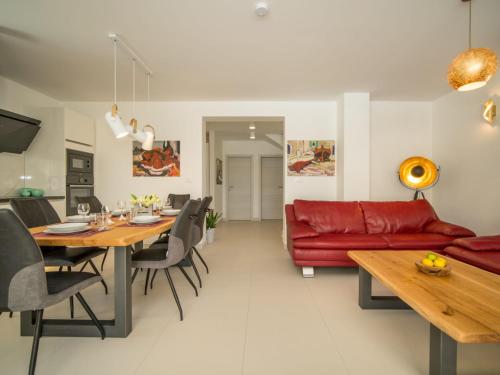 GostinjacにあるHoliday Home Ivana by Interhomeの赤いソファとテーブルのあるリビングルーム