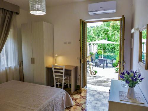 ein Schlafzimmer mit einem Bett und einem Tisch mit einem Tisch in der Unterkunft Holiday Home Il Piccolo Nocelleto by Interhome in SantʼAgata sui Due Golfi