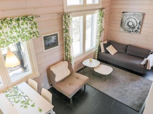 - un salon avec un canapé et une table dans l'établissement Holiday Home Aihki b by Interhome, à Syöte