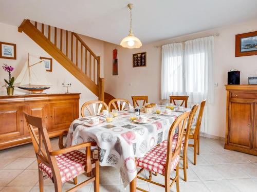 une salle à manger avec une table et des chaises dans l'établissement Holiday Home L'Olivier by Interhome, à Erdeven