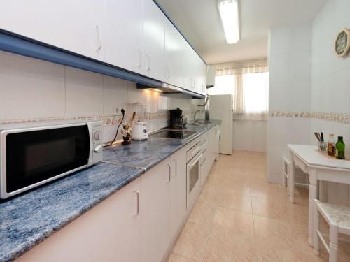 Una cocina o zona de cocina en Apartment Dragos by Interhome