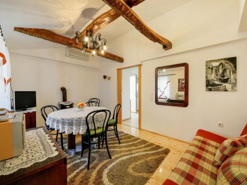 Televízia a/alebo spoločenská miestnosť v ubytovaní Holiday Home Bruna by Interhome