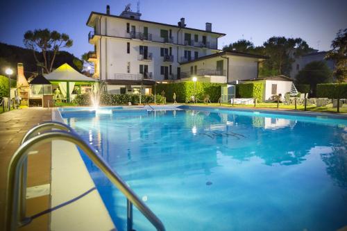 una gran piscina frente a un edificio en Hotel Marilù, en Eraclea Mare