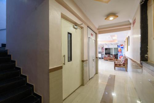 TV a/nebo společenská místnost v ubytování Hotel Sai Shraddha
