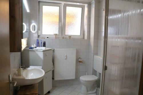 Ένα μπάνιο στο Ferienwohnung Altes Rathaus
