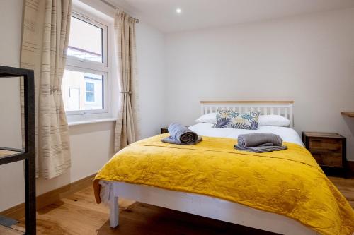 Tempat tidur dalam kamar di Oak – Three Tuns Apartments
