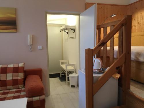 ein kleines Zimmer mit einer Treppe, die zu einem Schlafzimmer führt. in der Unterkunft Apartmány na Šumavě in Kašperské Hory