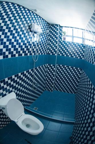 Bilik mandi di The Half House by Elmar Cabin